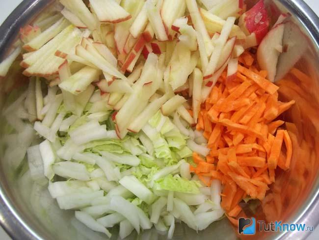 Яблоки нарезаны соломкой
