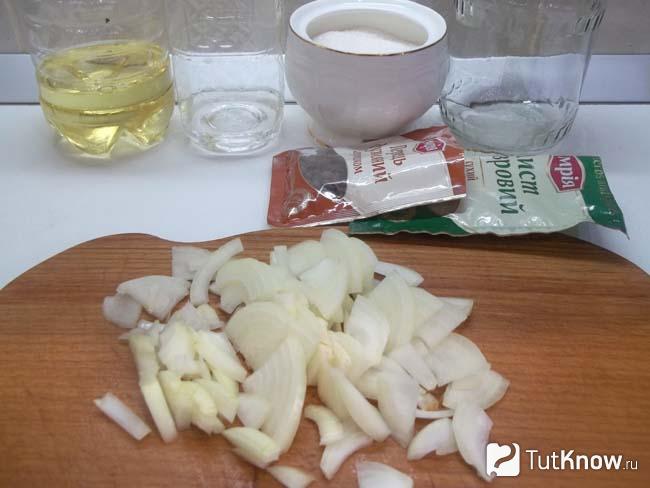Репчатый лук нашинкован полукольцами