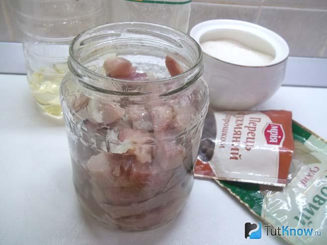Готовая маринованная селедка с луком в банке