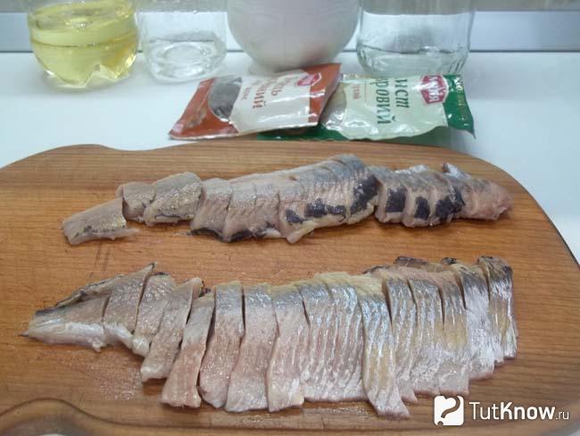 Селедка нарезана кусочками