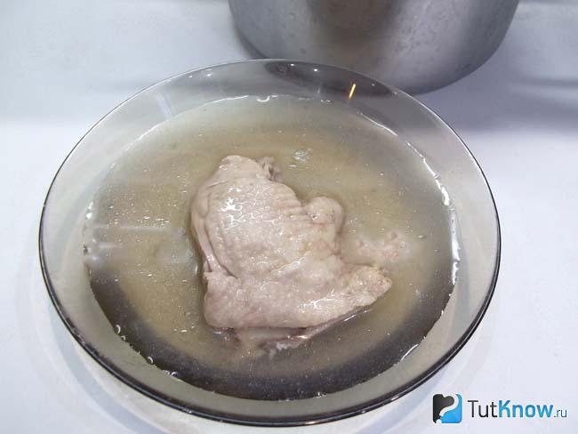 Готовый легкий суп с куриными бедрышками и яйцом