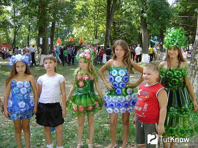 Дети в костюмах из пластиковых бутылок