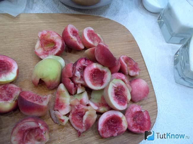 Персики нарезаны