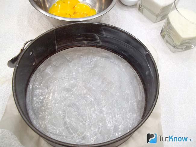 Форма для выпечки смазана маслом