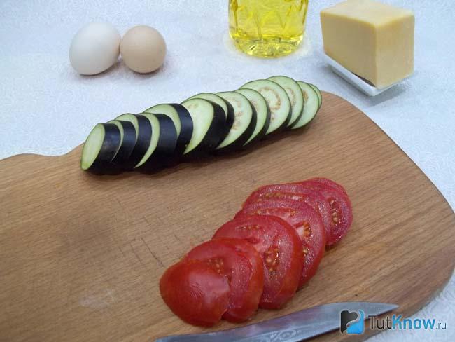 Помидоры нарезаны кольцами