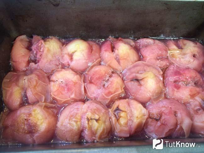Готовые запеченные персики в медово-винном соусе