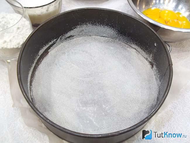 Форма для выпечки смазана маслом