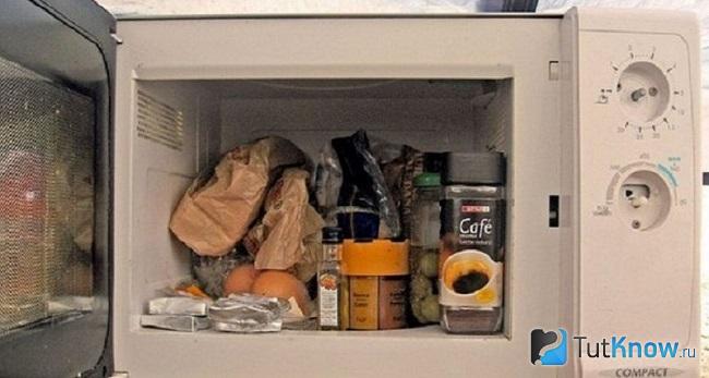 Микроволновка в роли тумбочки