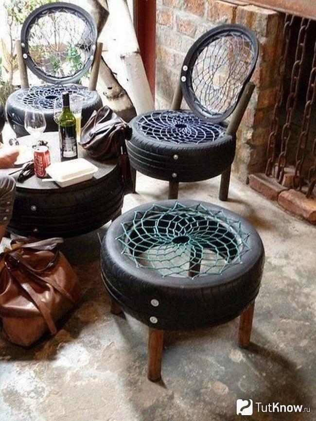 Стулья и стол из покрышек
