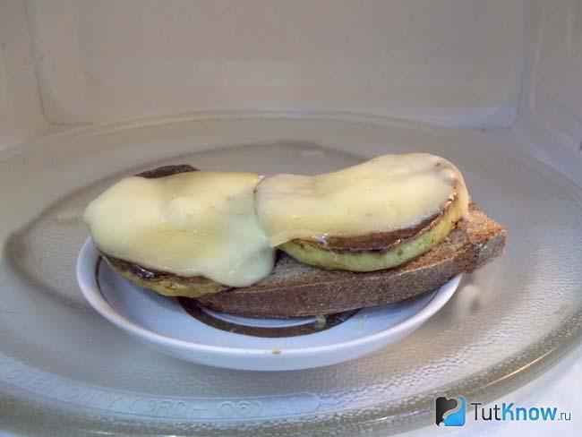 Готовые горячие бутерброды с кабачками и сыром