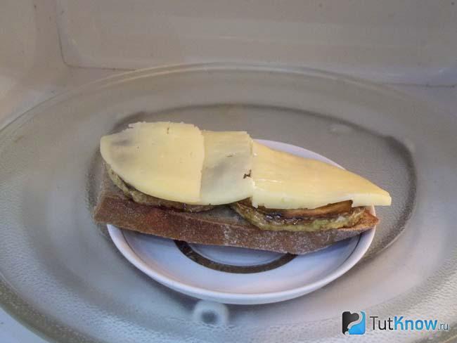 Бутерброды с кабачками и сыром отправлены в микроволновку