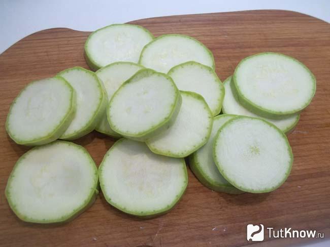 Кабачки нарезаны кольцами