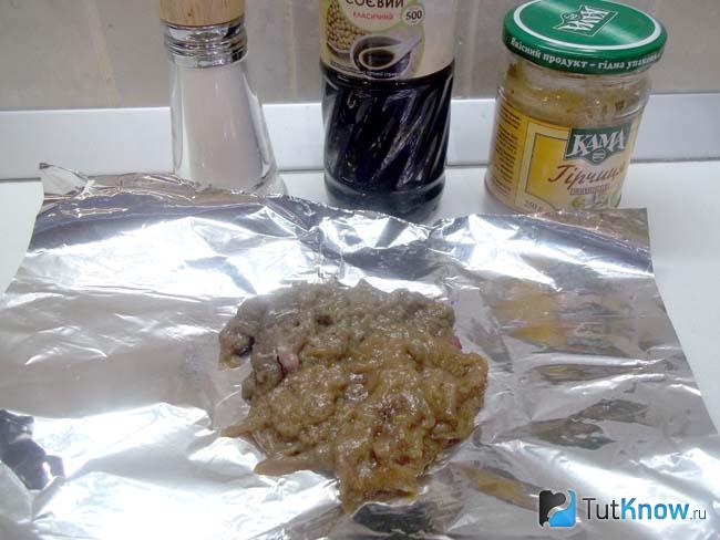 Икра вымыта и выложена лист фольги