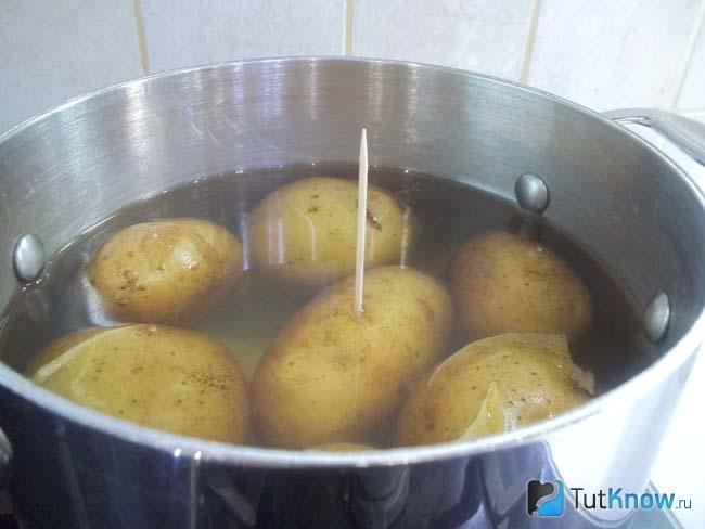 Картофель варится