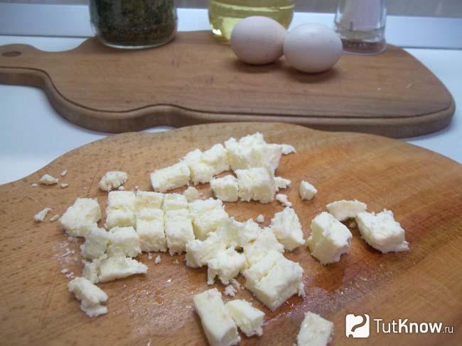 Брынза нарезана кубиками