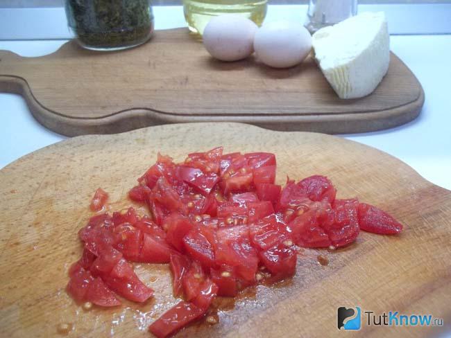 Помидоры нарезаны кубиками