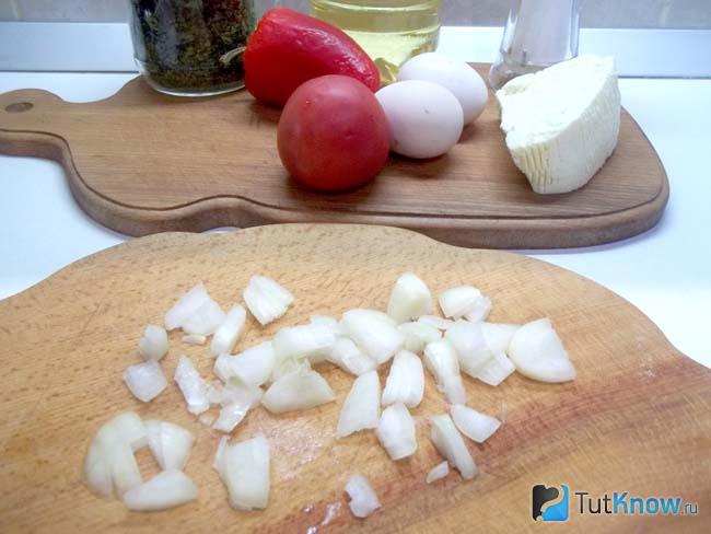 Репчатый лук очищен и нарезан кубиками