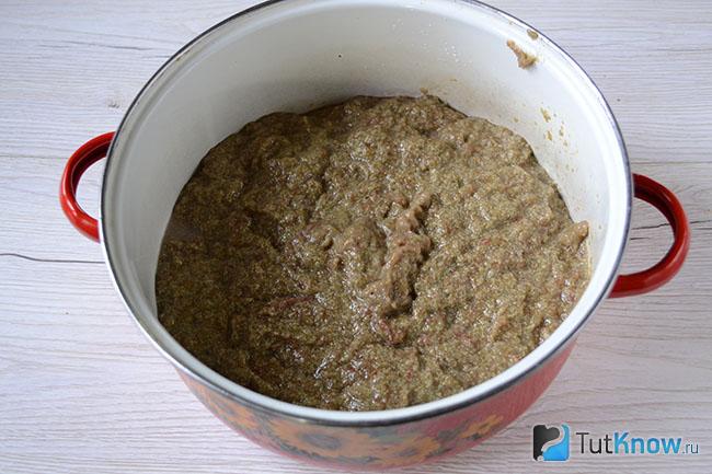 Икра речной рыбы в кастрюле