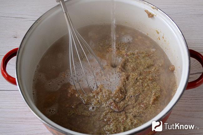 Смешивание икры с рассолом