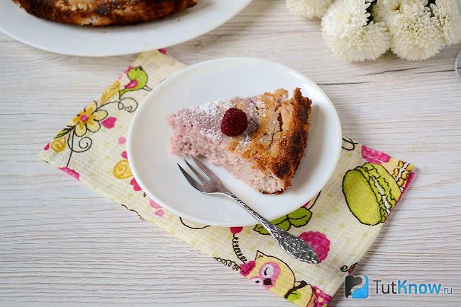 Творожная запеканка с манкой и малиновым вареньем