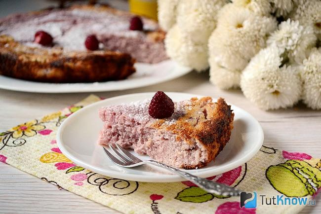 Готовая к подаче творожная запеканка с манкой и малиновым вареньем