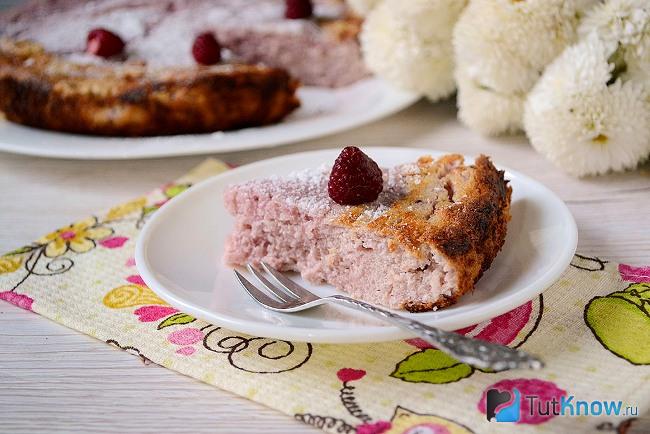 Творожная запеканка с манкой и малиновым вареньем на тарелке
