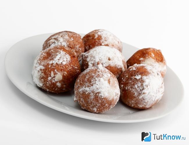 Пончики с сыром Шевр на тарелке