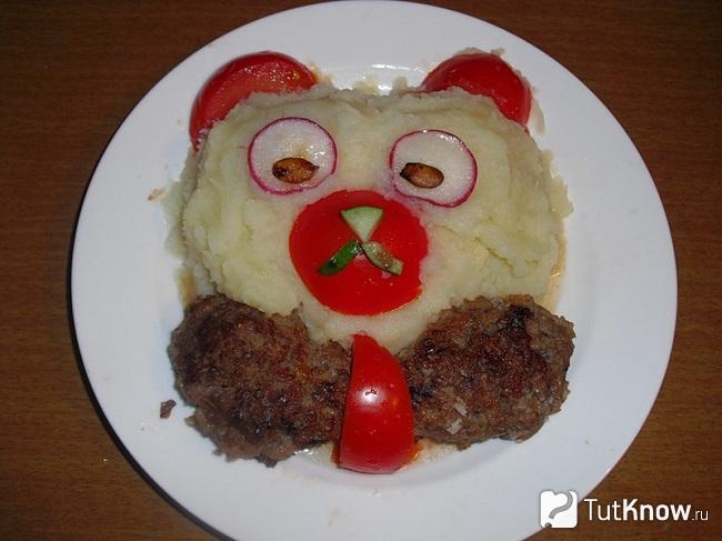 Пюре с котлетой и овощами