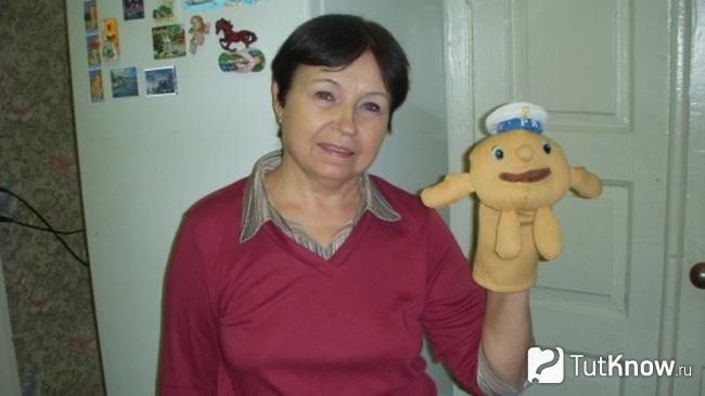 Женщина с игрушкой Колобок