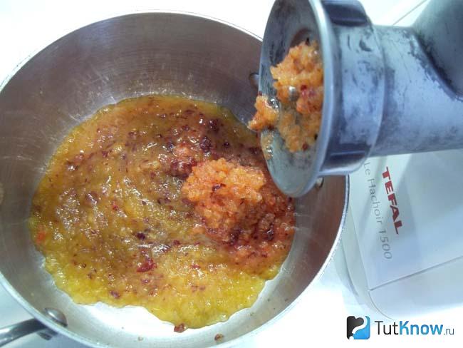 Сливы и перцы перекручены через мясорубку