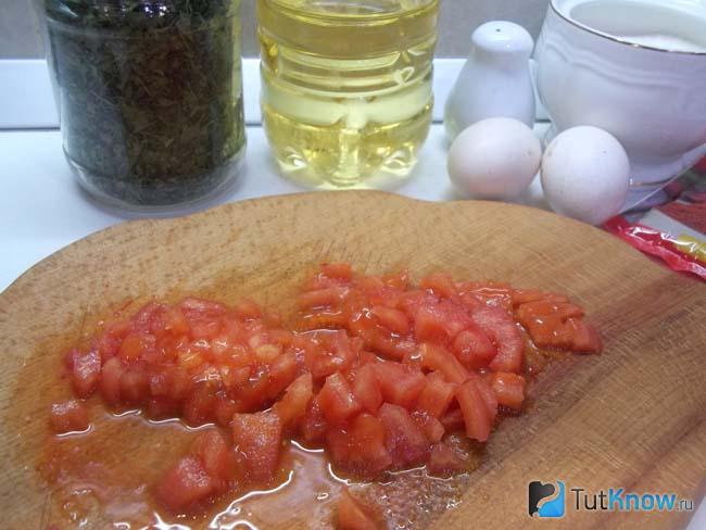 Помидоры нарезаны кубиками