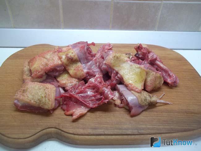 Утка нарезана кусочками