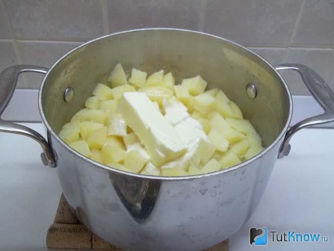 К картофелю добавлено масло