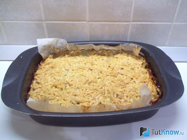 Готовый песочный пирог с замороженными абрикосами