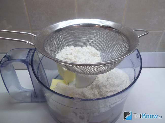 В кухонный комбайн насыпана мука