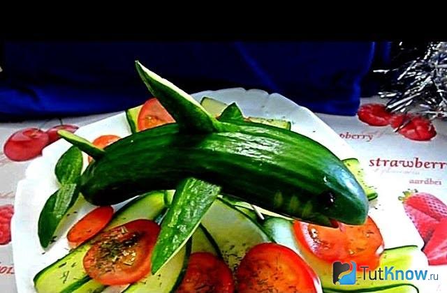 Огуречная акула на тарелке с овощами