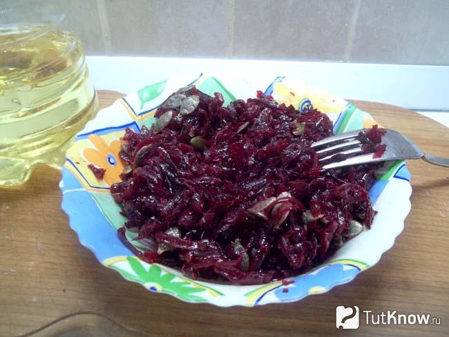 Готовый свекольный салат с тыквенными семечками без майонеза