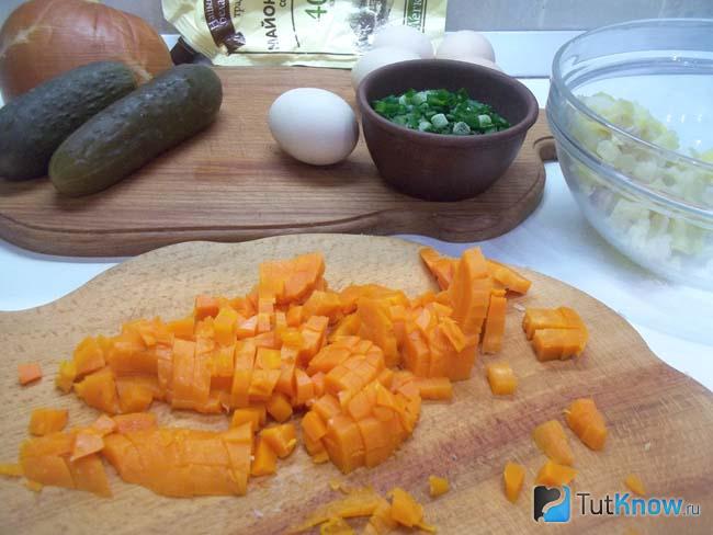 Морковь отварена, очищена и нарезана кубиками