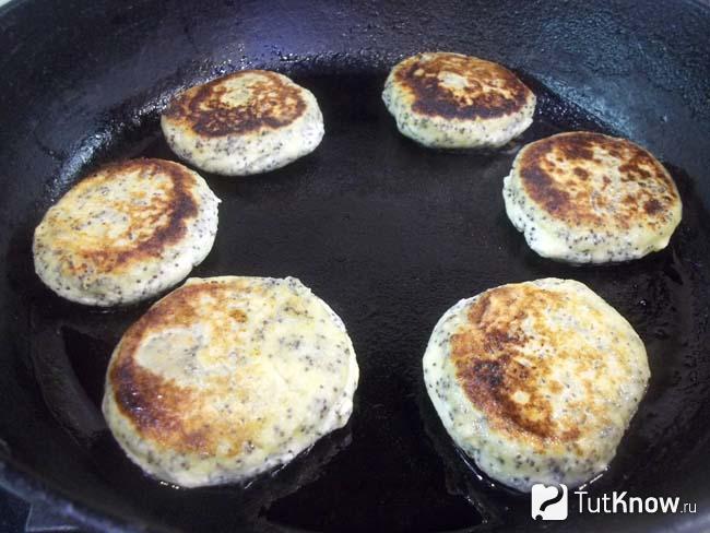 Готовые сырники с творогом и маком