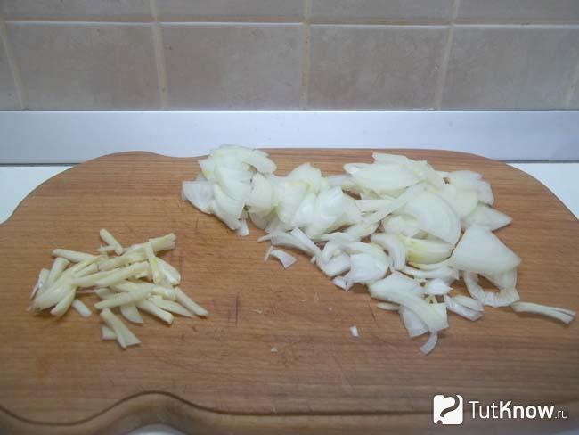 Репчатый лук и чеснок очищены и нашинкованы тонкой соломкой