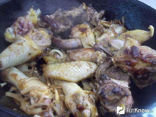 Курица с луком и чесноком жарятся