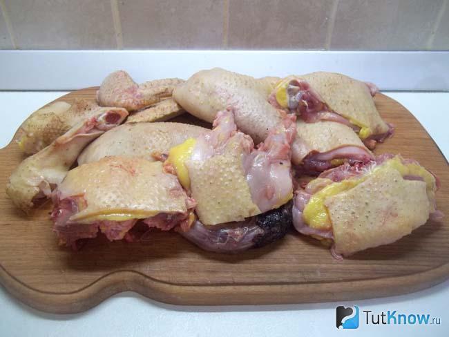 Курица нарезана кусочками