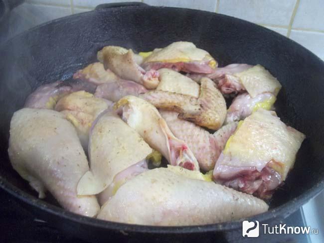 Курица жарится в сковороде