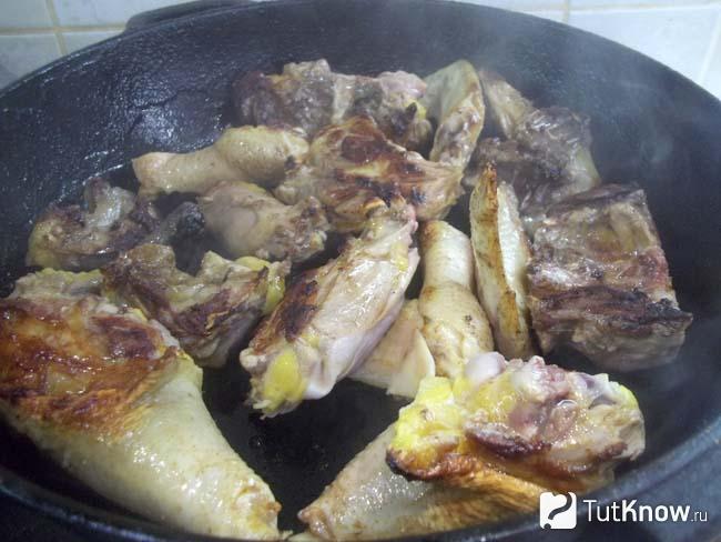Курица жарится в сковороде до румяной корочки