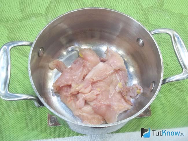 Грудки нарезаны и сложены в кастрюлю