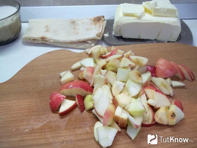 Яблоки нарезаны кубиками