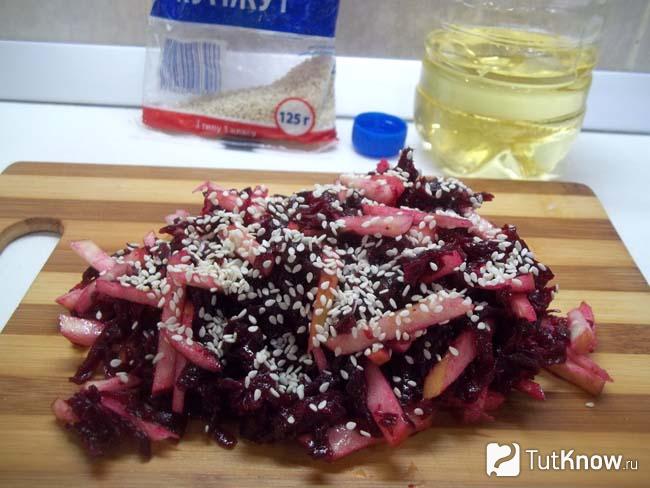 Готовый свекольный салат с яблоками присыпанный кунжутом