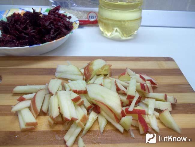 Яблоки нарезаны брусками