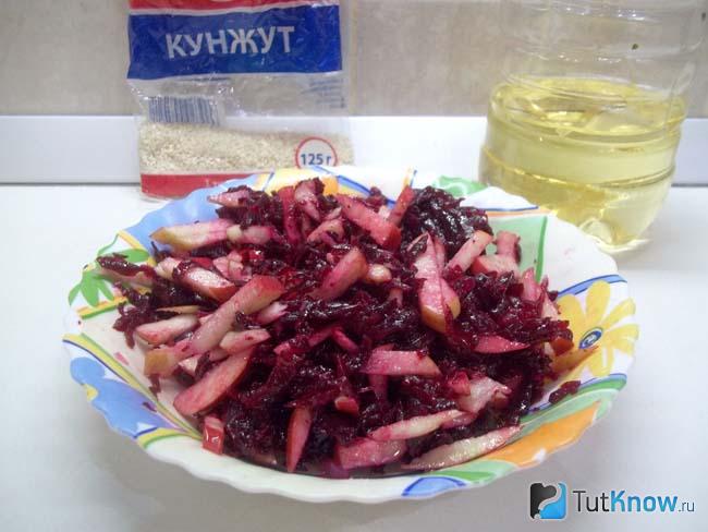Свекла перемешана с яблоками