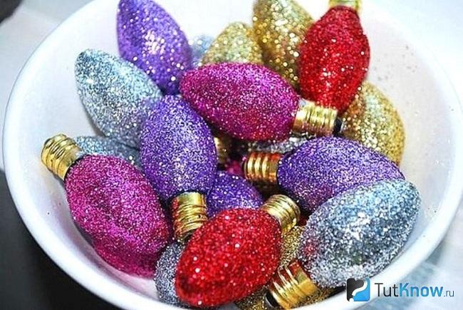 Разноцветные новогодние игрушки в тарелке